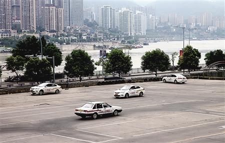 某驾校学员在教练指导下进行练习 首席记者 钟志兵 摄