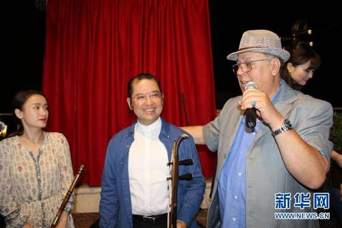 中国侨网当地时间7日晚间,中国重庆艺术家小组应邀在约旦首都安曼老城的文化艺术之家与来自约旦、叙利亚、伊拉克等国的艺术家们进行了一场沙龙表演。新华网发