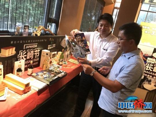 中国侨网长崎县文化观光国际部物产推进课系长宫崎大诚介绍长崎物产和观光资源。 郑松波 摄