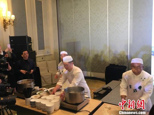 中国面条大师马文斌现场展示拉面制作工艺。　邢翀 摄