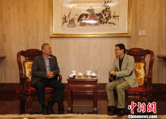 中国侨网中国驻墨西哥大使馆代办林棘（右）向中新社副社长兼副总编辑夏春平所率领的中新社访问团介绍墨西哥社会经济及华侨华人在墨发展等方面的主要情况。　余瑞冬　摄