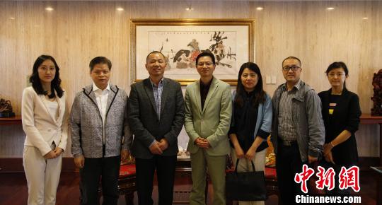 中国驻墨西哥大使馆代办林棘(中)、参赞管亚培(右三)与<a target='_blank' href='http://www.chinanews.com/'>中新社</a>副社长兼副总编辑夏春平(左三)所率领的<a target='_blank' href='http://www.chinanews.com/'>中新社</a>访问团一行合影。　王晨来 摄