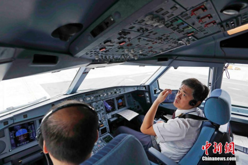 东航MU599航班的机组做航前起飞准备。殷立勤 摄