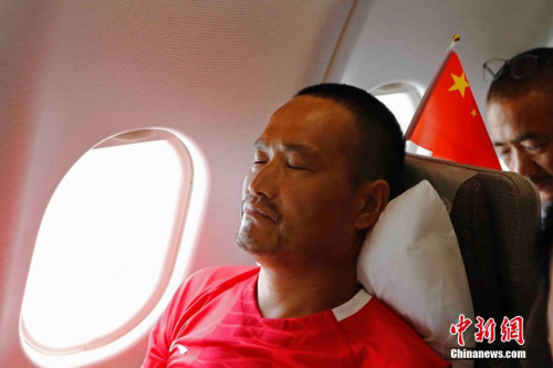 登上东航MU599航班的中国同胞开始熟睡。殷立勤 摄