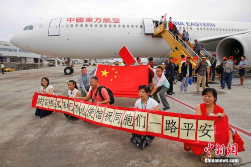 中国驻安提瓜和巴布达使馆和当地中资企业工作人员挥手告别。殷立勤 摄