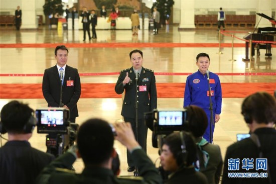 10月18日，中国共产党第十九次全国代表大会在北京人民大会堂开幕。这是开幕会前，赵宏博、景海鹏、唐嘉陵代表（自左至右）接受采访。