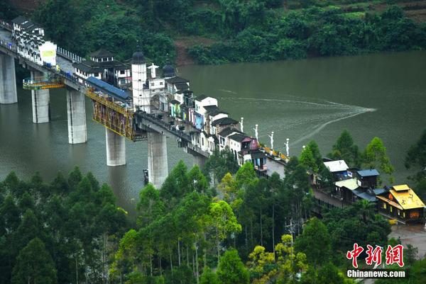 　10月17日，三峡水库蓄水逼近175米。长江重庆涪陵红酒小镇段水位不断升高，蓄水后的库区景色呈现出别样的韵味。图为长江支流水位平稳升高呈现美景。