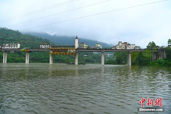 10月17日，三峡水库蓄水逼近175米。长江重庆涪陵红酒小镇段水位不断升高，蓄水后的库区景色呈现出别样的韵味。图为梨香溪溪流上的一座中西合璧的廊桥。