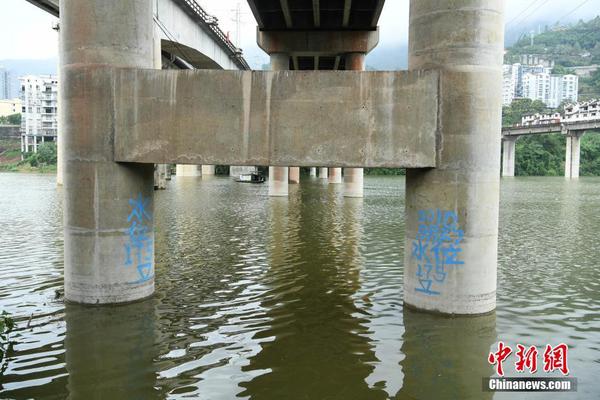 10月17日，三峡水库蓄水逼近175米。长江重庆涪陵红酒小镇段水位不断升高，蓄水后的库区景色呈现出别样的韵味。图为水位逼近175米刻度表。