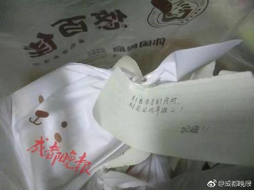 高校男生为考研党准备早餐走红 考研学子:暖心