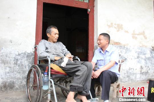“傻子”赵世须和他的义工队：五年奉献牵手百家冷暖