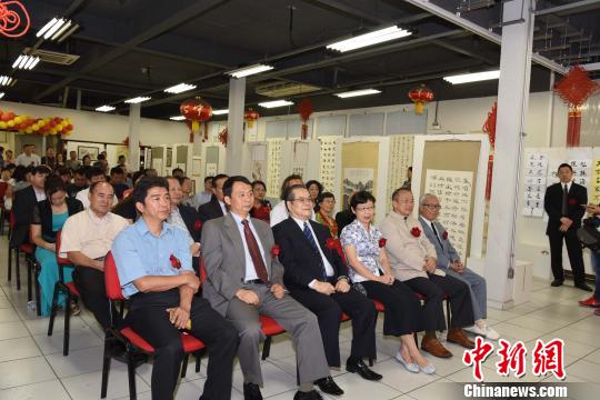 图为书画展开幕式现场。　莫成雄 摄
