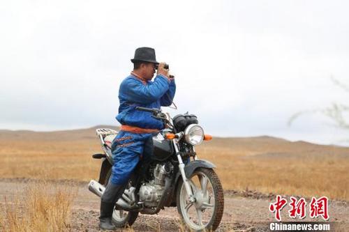 中国侨网牧民阿迪亚在巡逻中。　白生云　摄