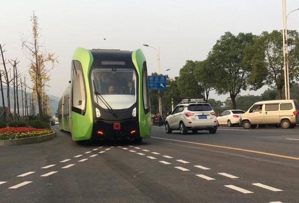 全球首列智轨列车正式上路运行