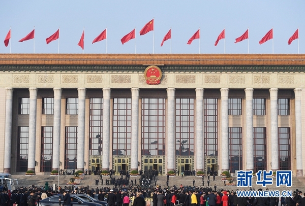 10月24日，中国共产党第十九次全国代表大会在北京人民大会堂举行闭幕会。这是代表走向人民大会堂。 新华社记者 申宏 摄