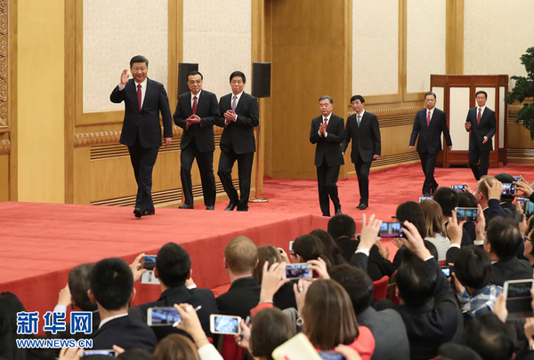 10月25日，党的十九届中央委员会第一次全体会议新选出的中央政治局常委同中外记者见面。2