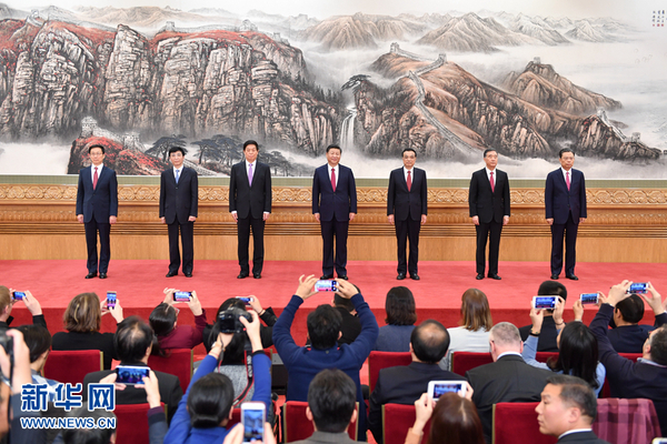 10月25日，党的十九届中央委员会第一次全体会议新选出的中央政治局常委同中外记者见面。4