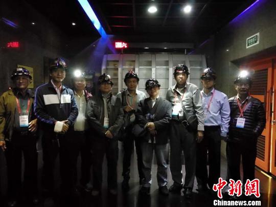 中国侨网海外华文教育代表头戴头盔合影。　杨杰英　摄