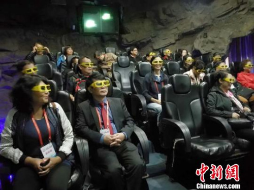 海外华文教育代表在观看《煤炭是如何形成的》4D影片。　杨杰英 摄