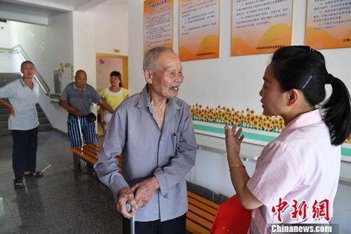 资料图：住在敬老院的老人向医护人员咨询保健常识。<a target='_blank' href='http://www.chinanews.com/'>中新社</a>记者 张斌 摄