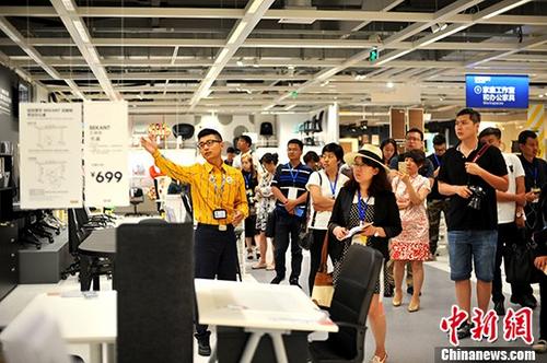 7月3日，瑞典家具巨头宜家的哈尔滨商场举行了“媒体率先体验日”，这也是这个覆盖全球的家居品牌在中国的第23家商场于6日开业前的预热活动。据了解，宜家哈尔滨商场是该品牌进驻中国后最北的宜家商场，随着中国不断出台的振兴东北老工业基地相关政策，东北地区的经济开始逐渐回暖，这也是宜家家居选择哈尔滨作为中国第23家商场的“落子点”的重要因素。图为各个媒体代表在店内参观。 <a target='_blank' href='http://www.chinanews.com/'>中新社</a>记者 王舒 摄