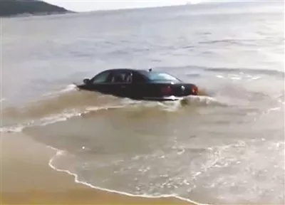 宁波一百万豪车开上沙滩 洗了澡还不在保险范围