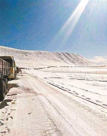 唐古拉山大雪困住数千车2