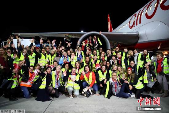 资料图:柏林航空最后一班航班AB 6210从慕尼黑起飞抵达柏林机场。 点击进入下一页