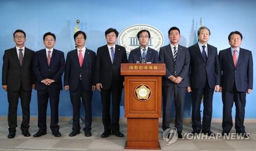 11月6日,在国会,正党籍议员召开记者会宣布退党。图片来源:韩联社 点击进入下一页