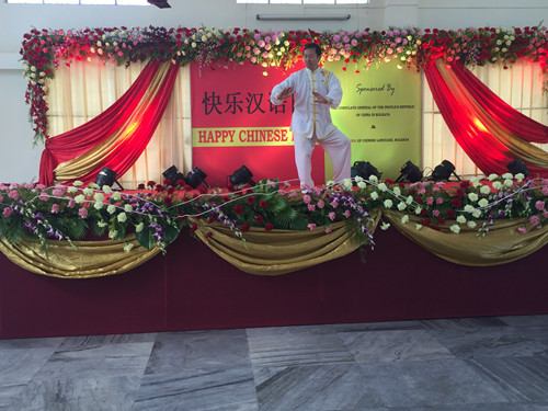 马占武总领事表演太极拳。