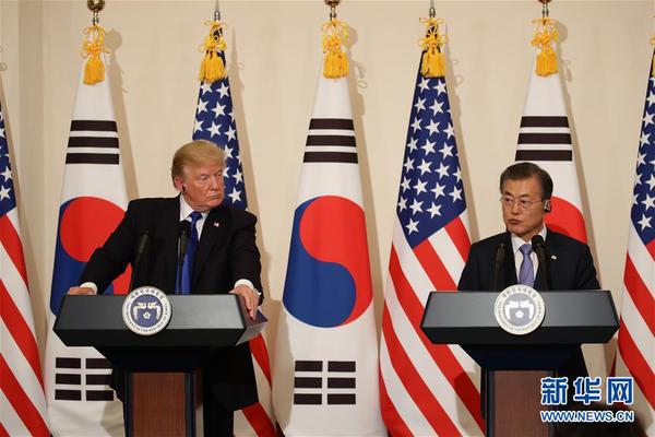韩国总统文在寅（右）与到访的美国总统特朗普共同会见记者