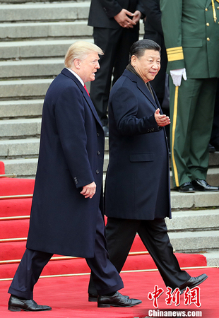 11月9日，中国国家主席习近平在北京人民大会堂东门外广场举行欢迎仪式，欢迎美利坚合众国总统唐纳德·特朗普对中国进行国事访问。 2