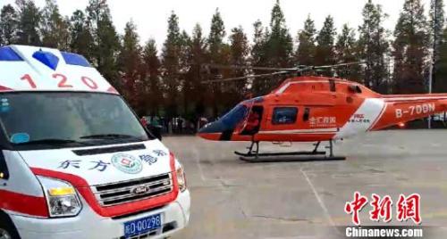 直升机把部分伤员从事故现场运到淮南市东方医院集团总院接受治疗。　张强 摄