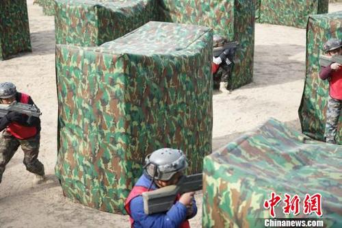 图为“真人CS”对抗现场。 钟欣 摄 图为“真人CS”对抗现场。 钟欣 摄