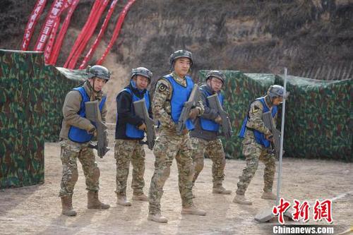 图为“真人CS”对抗现场。 钟欣 摄 图为“真人CS”对抗现场。 钟欣 摄