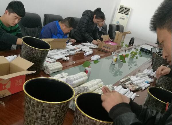 男子提6袋硬币买车