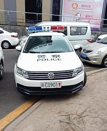 警车违停被贴罚单 网友赞“一碗水能端平”