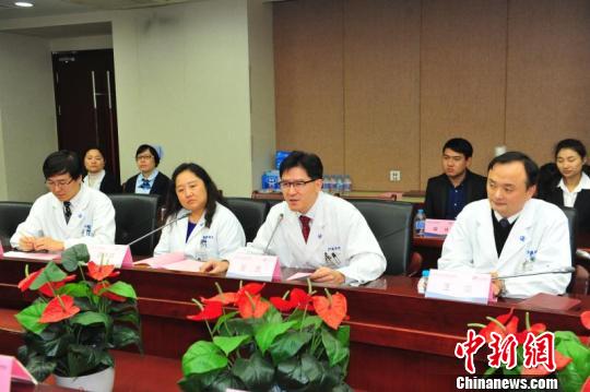 医院方面表示，今后，患者及其家属在该院就医时，将可在挂号缴费窗口、自助缴费终端以及医院主要楼层的诊间支付设备上进行快捷缴费。　王广兆 摄