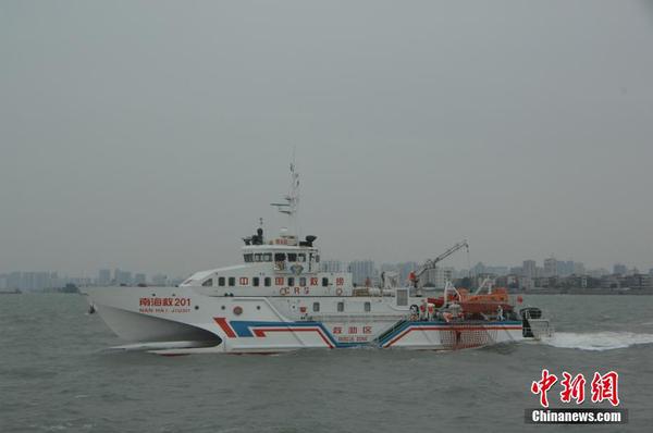图为高速双体穿浪救助船“南海救201”轮用救生捞网救人。