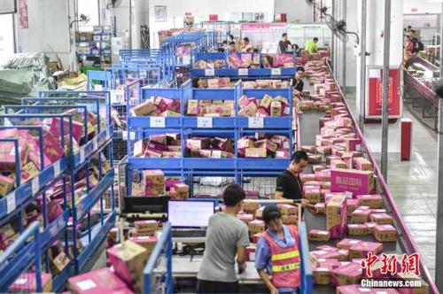 资料图：广州南沙保税仓内，员工正在分拣货物。<a target='_blank' href='http://www.chinanews.com/'>中新社</a>记者 陈骥旻 摄