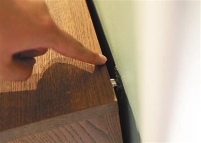 昨日，四元桥宜家，正在销售的马尔姆系列抽屉柜都安装了固定挂钩。 新京报记者 王飞 摄