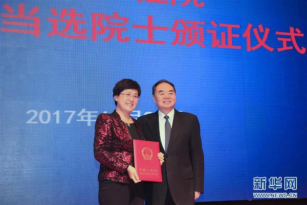 11月27日，中国工程院院长周济（右）向新当选院士、北京大学第三医院院长乔杰颁发证书。当日，中国工程院公布今年院士增选结果：经院士和学术团体提名、两轮会议评审和选举，从533位有效候选人中产生了67位新当选院士。