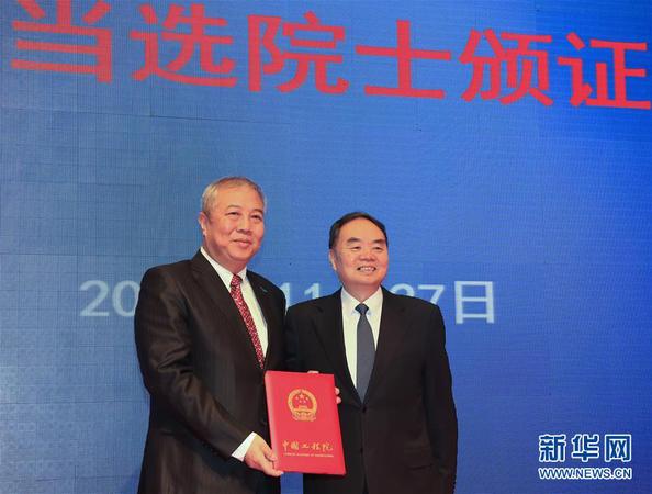 11月27日，中国工程院院长周济（右）向新当选院士、国产大飞机C919总设计师吴光辉颁发证书。当日，中国工程院公布今年院士增选结果：经院士和学术团体提名、两轮会议评审和选举，从533位有效候选人中产生了67位新当选院士。