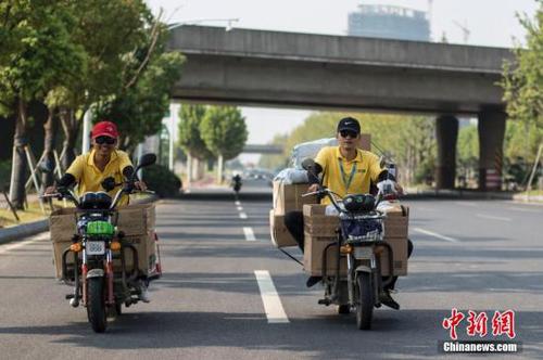 资料图：快递员送货。 <a target='_blank' href='http://www.chinanews.com/'>中新社</a>记者 泱波 摄