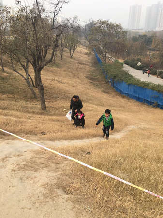 3600年古城墙成滑草场2
