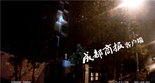 男友电话传来女声 女子化好妆徒手爬5楼外墙被困