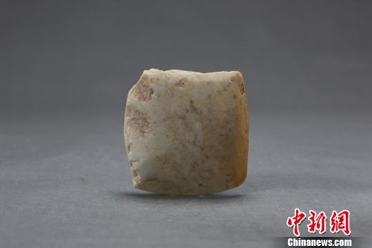 出土的石斧。　钟欣 摄