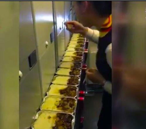 空姐试吃乘客飞机餐？乌鲁木齐航空：当事人已停飞
