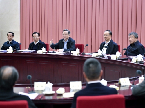 12月7日，全国政协在北京召开第76次双周协商座谈会，围绕“少数民族戏剧的传承与发展”建言献策。全国政协主席俞正声主持会议并讲话。新华社记者 燕雁 摄