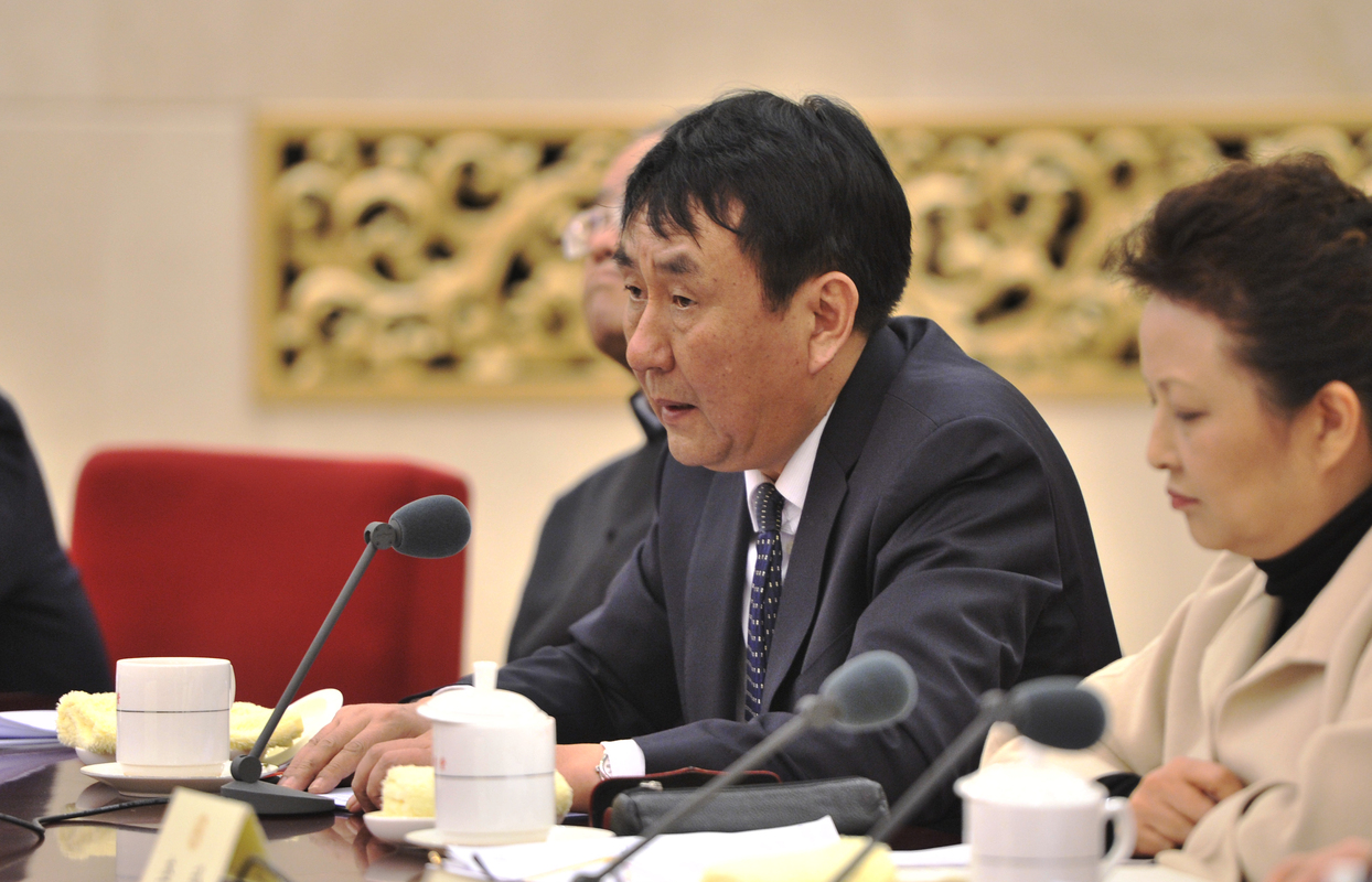 乌恩委员在会上发言